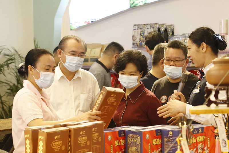 10.參觀那馬服務(wù)區(qū)扶貧產(chǎn)品展銷廳，此為廣西高速公路第一家扶貧產(chǎn)品展銷廳.JPG