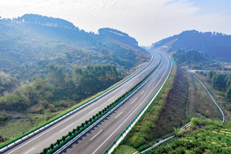 6.高速公路與群山相連，植被覆蓋率高，與原生態(tài)環(huán)境恢復有機結(jié)合.jpg